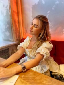 модель Джес — лучший эскорт в Киеве