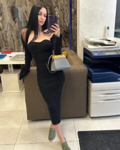 Эльнора — девушка мечты для прогулки по Киеву